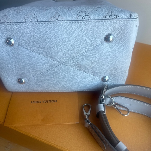 Louis Vuitton - Picture 2 of 3